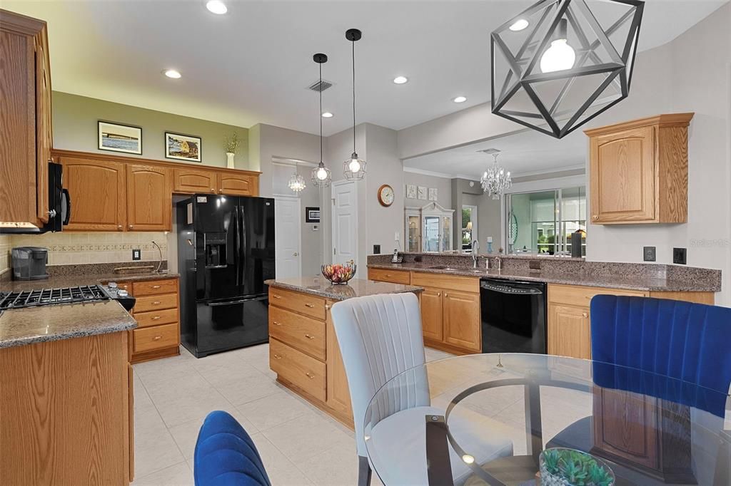 合同活跃: $499,000 (3 贝兹, 2 浴室, 2270 平方英尺)