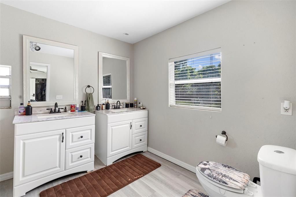 Active With Contract: $220,000 (5 beds, 2 baths, 1596 Square Feet)