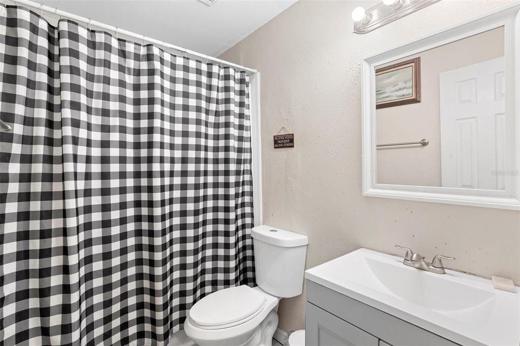 Active With Contract: $220,000 (5 beds, 2 baths, 1596 Square Feet)