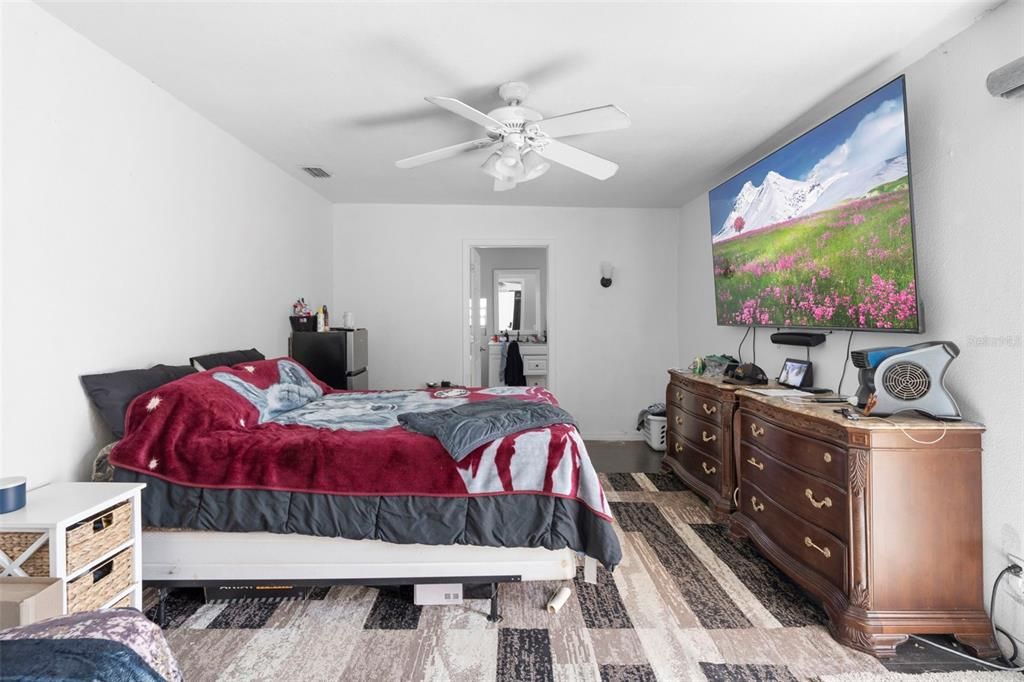 Active With Contract: $220,000 (5 beds, 2 baths, 1596 Square Feet)