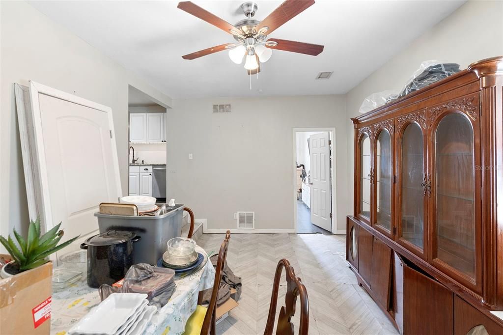 Active With Contract: $220,000 (5 beds, 2 baths, 1596 Square Feet)