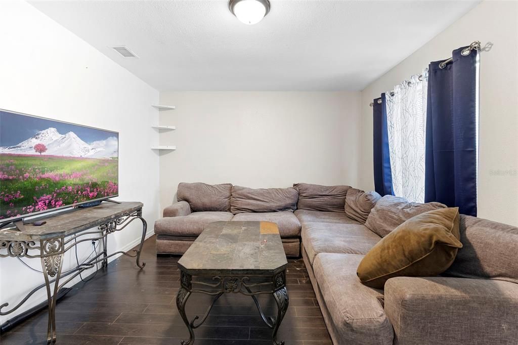 Active With Contract: $220,000 (5 beds, 2 baths, 1596 Square Feet)