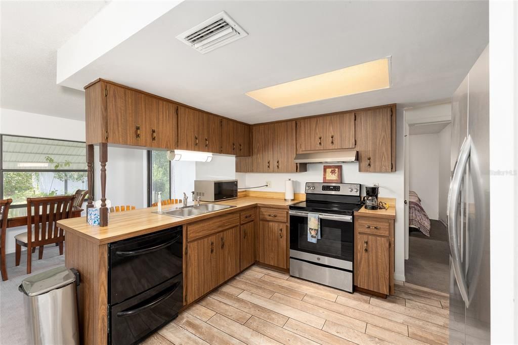 合同活跃: $189,900 (2 贝兹, 2 浴室, 1238 平方英尺)