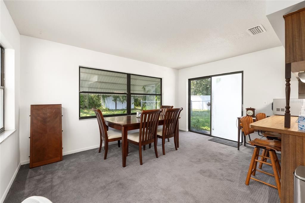 合同活跃: $189,900 (2 贝兹, 2 浴室, 1238 平方英尺)