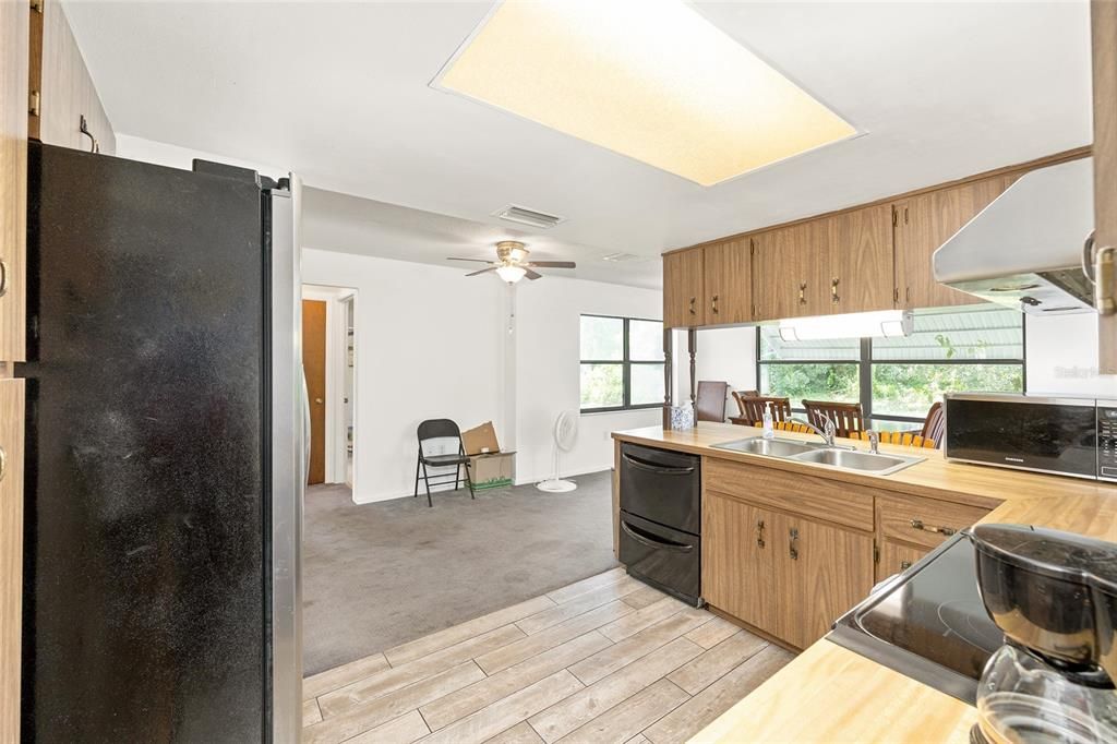 合同活跃: $189,900 (2 贝兹, 2 浴室, 1238 平方英尺)