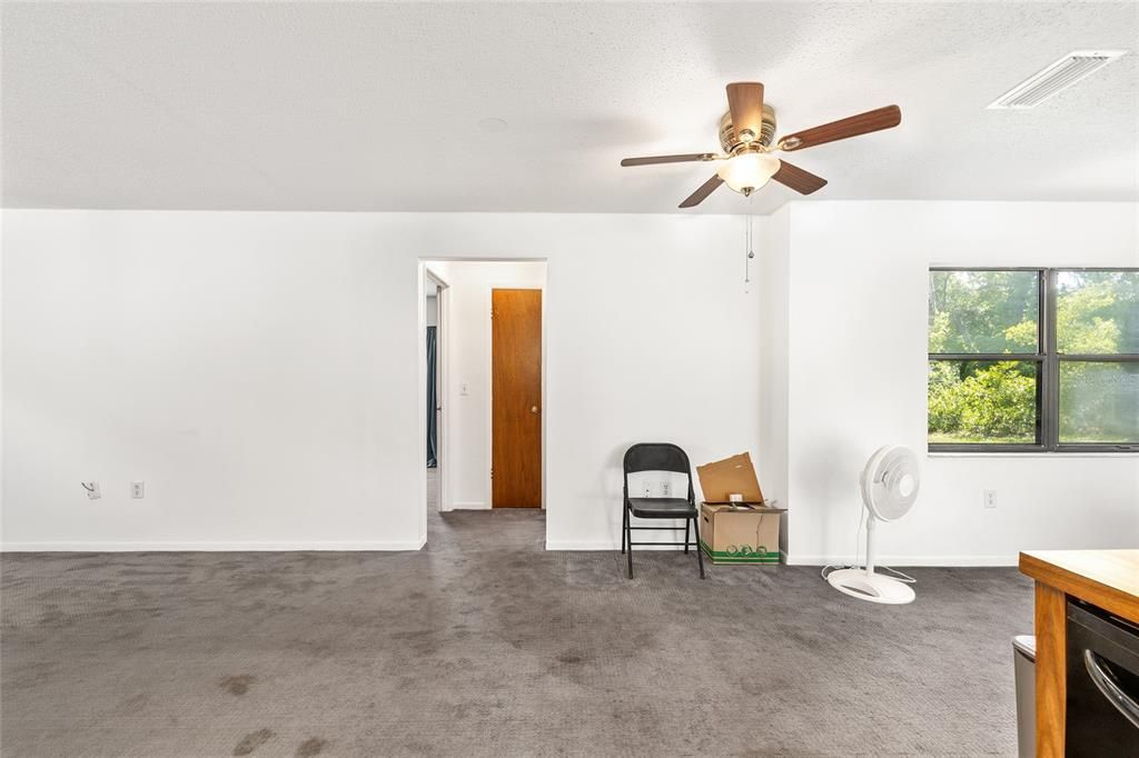 合同活跃: $189,900 (2 贝兹, 2 浴室, 1238 平方英尺)