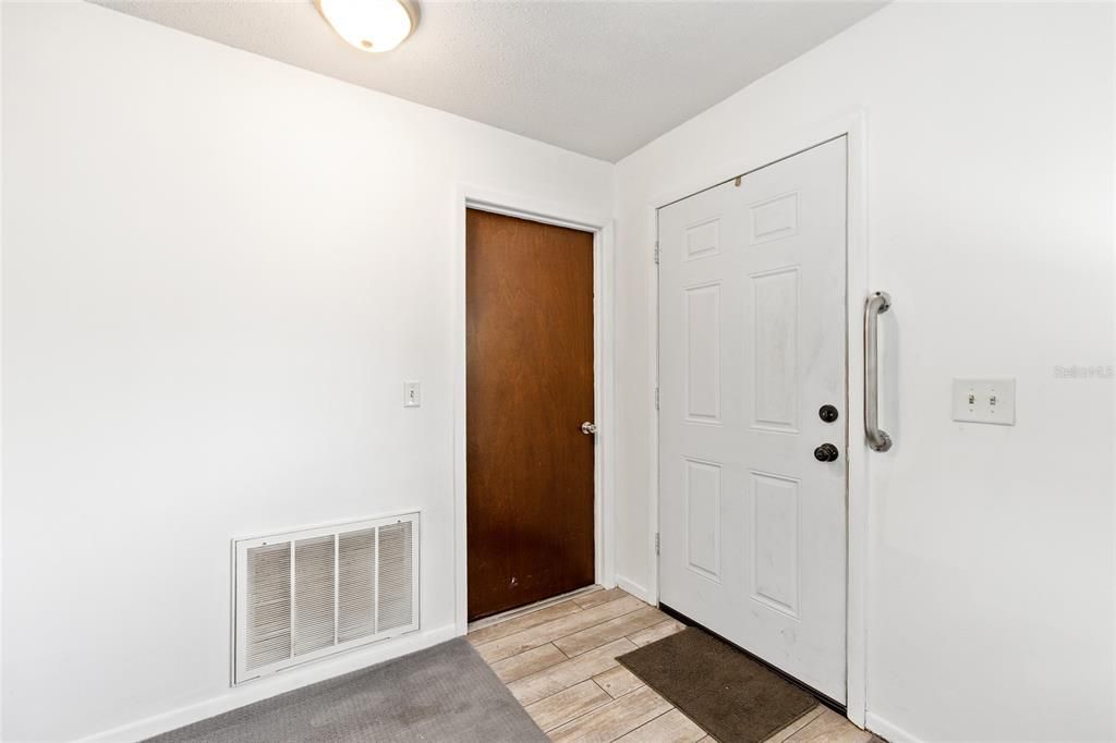 合同活跃: $189,900 (2 贝兹, 2 浴室, 1238 平方英尺)