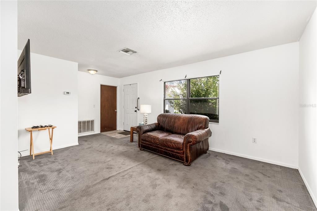 合同活跃: $189,900 (2 贝兹, 2 浴室, 1238 平方英尺)