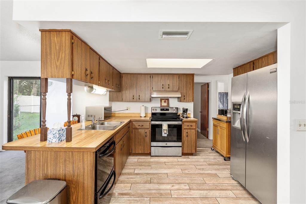 合同活跃: $189,900 (2 贝兹, 2 浴室, 1238 平方英尺)