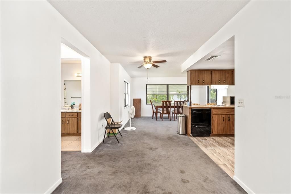 合同活跃: $189,900 (2 贝兹, 2 浴室, 1238 平方英尺)