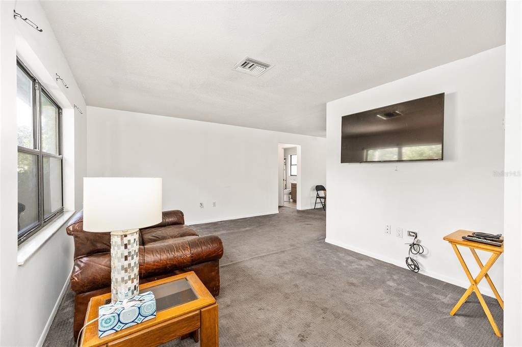 合同活跃: $189,900 (2 贝兹, 2 浴室, 1238 平方英尺)