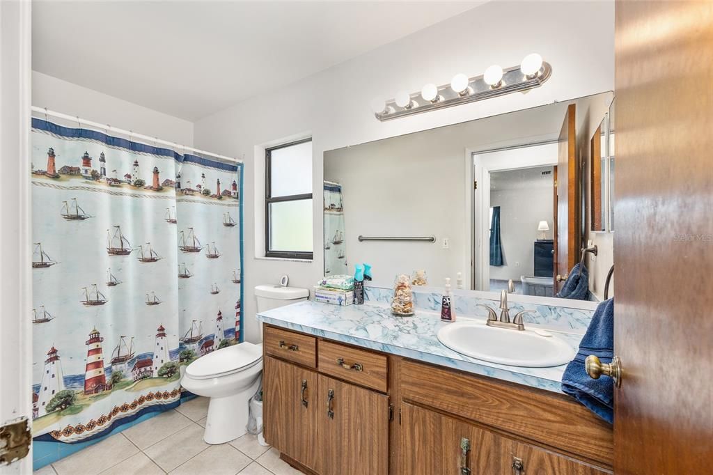 合同活跃: $189,900 (2 贝兹, 2 浴室, 1238 平方英尺)