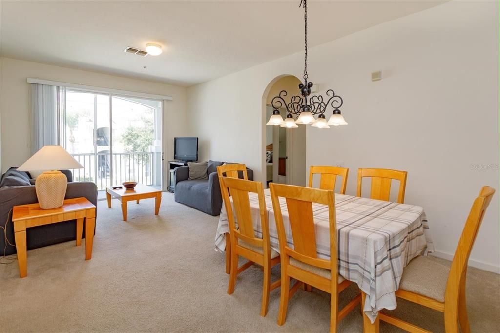 Activo con contrato: $209,900 (3 camas, 2 baños, 1268 Pies cuadrados)