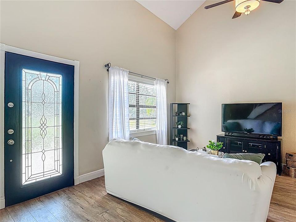 En Venta: $480,000 (4 camas, 2 baños, 1640 Pies cuadrados)