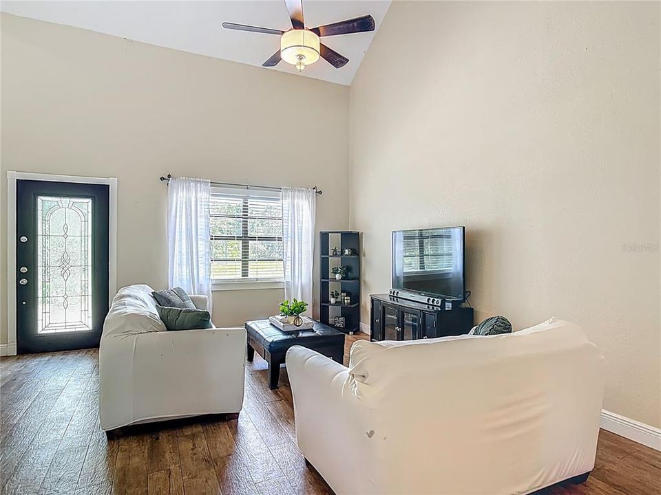 En Venta: $480,000 (4 camas, 2 baños, 1640 Pies cuadrados)