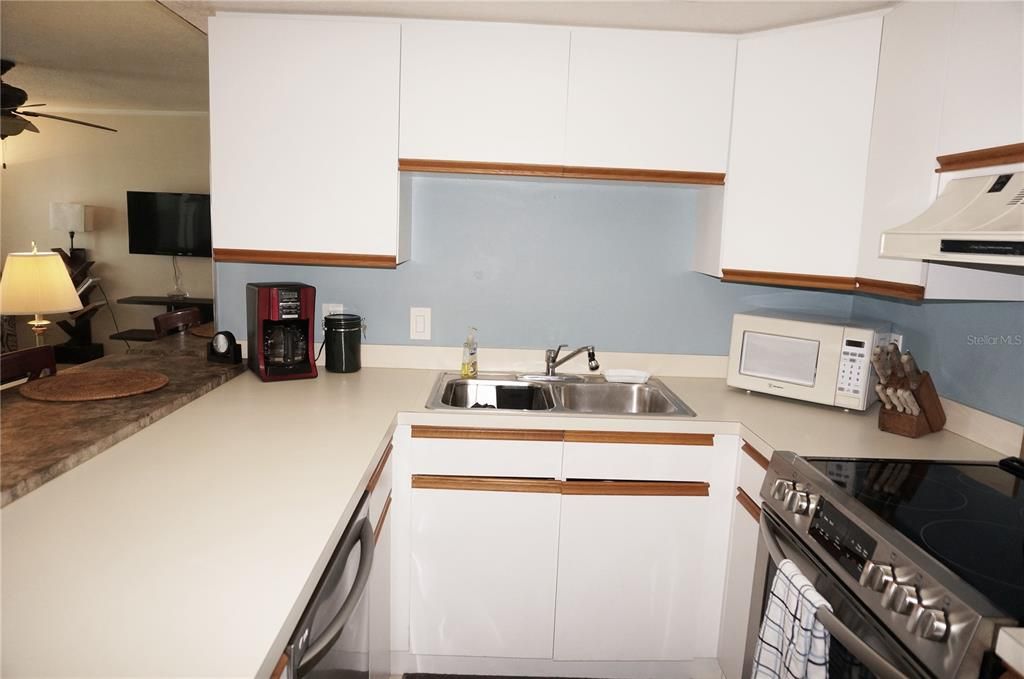 Active With Contract: $132,000 (1 beds, 1 baths, 616 Square Feet)