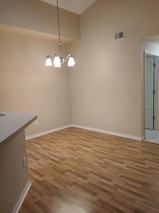 合同活跃: $1,395 (1 贝兹, 1 浴室, 949 平方英尺)