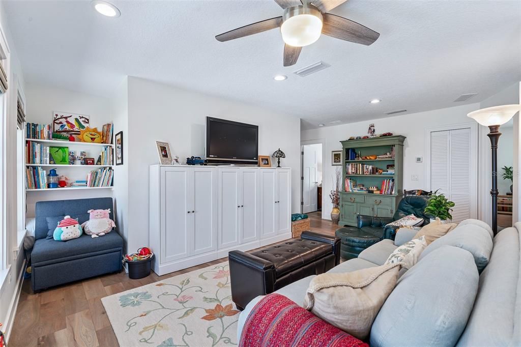 For Sale: $1,050,000 (3 beds, 2 baths, 2039 Square Feet)