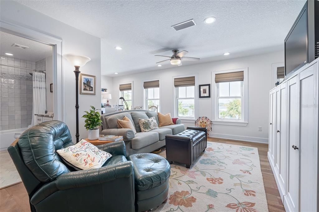 For Sale: $1,050,000 (3 beds, 2 baths, 2039 Square Feet)