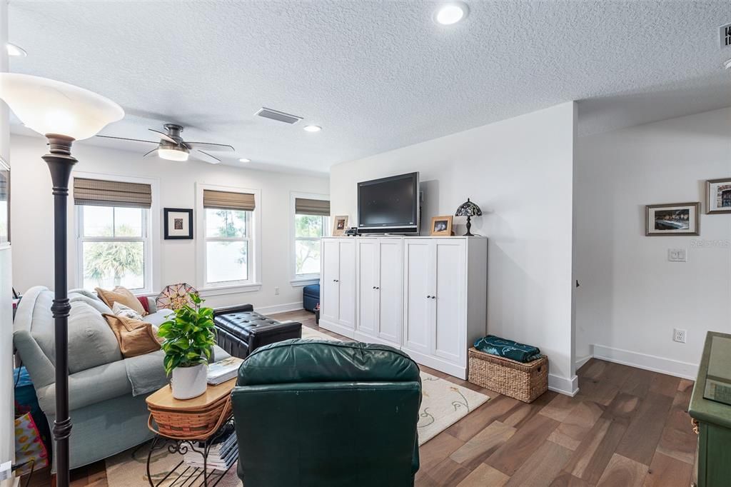 For Sale: $1,050,000 (3 beds, 2 baths, 2039 Square Feet)