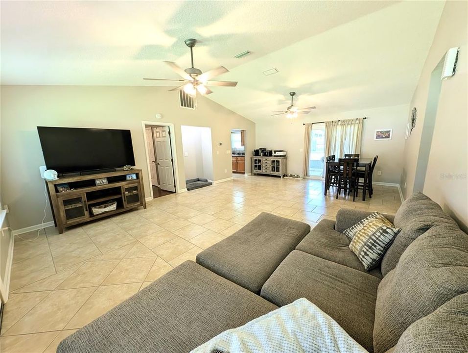 For Sale: $359,900 (3 beds, 2 baths, 1400 Square Feet)