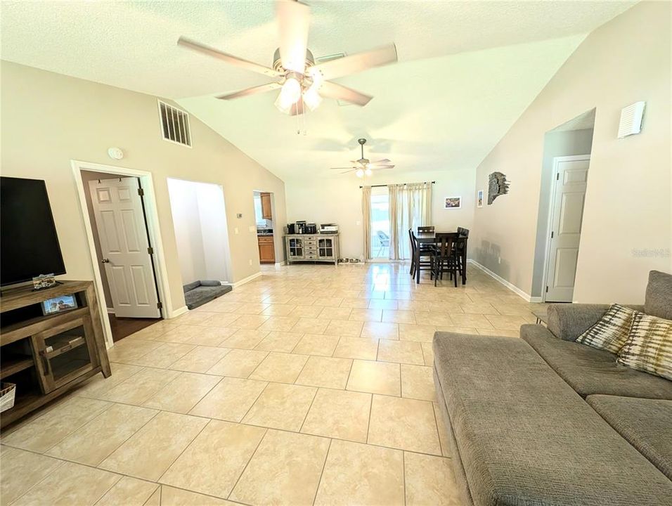 For Sale: $359,900 (3 beds, 2 baths, 1400 Square Feet)