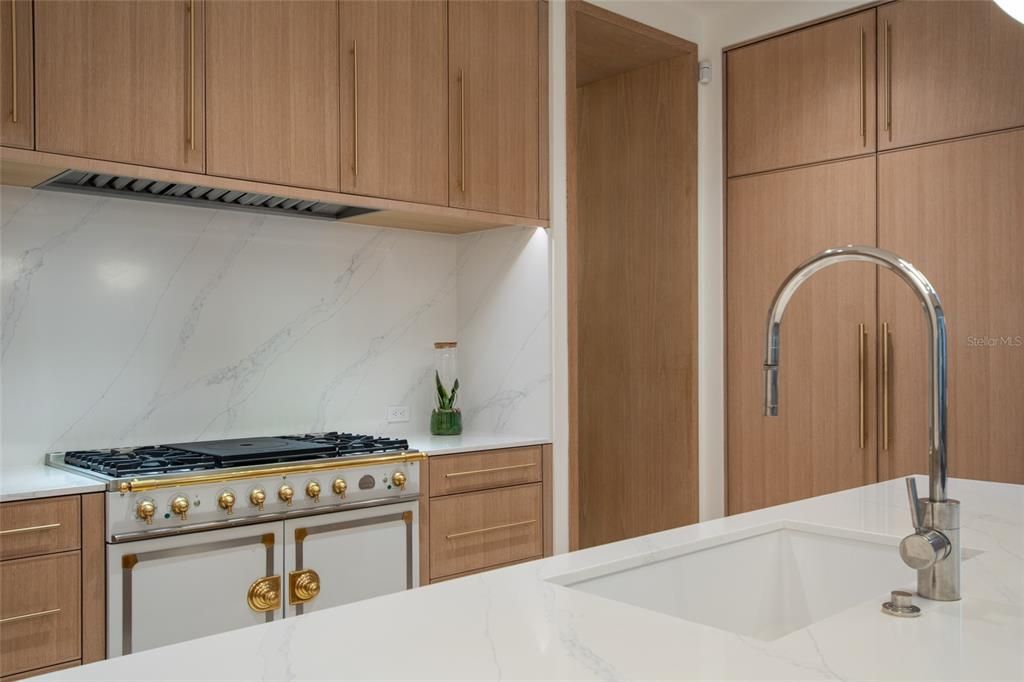 На продажу: $4,545,000 (4 спален, 4 ванн, 4181 Квадратных фут)