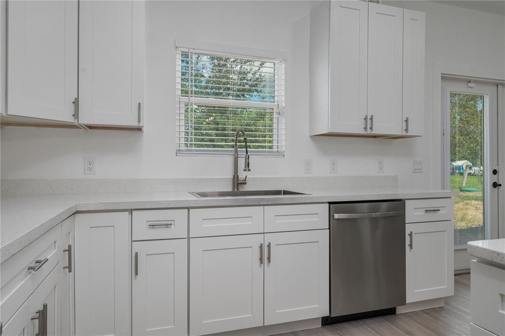 На продажу: $359,900 (3 спален, 2 ванн, 1758 Квадратных фут)