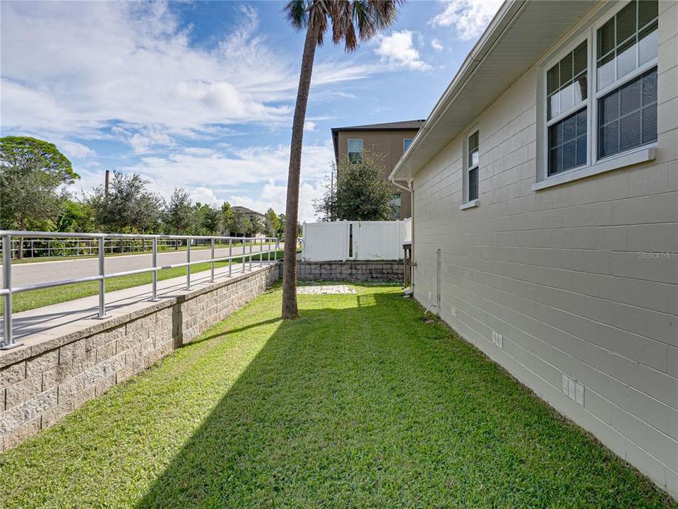 合同活跃: $369,900 (3 贝兹, 2 浴室, 1327 平方英尺)