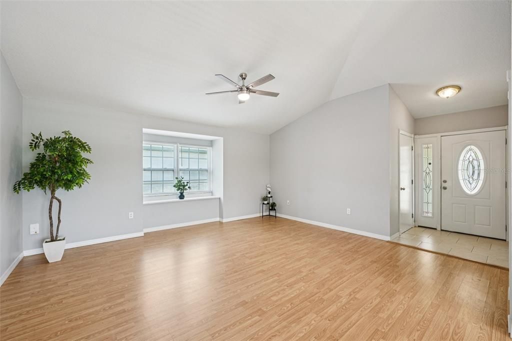 For Sale: $425,000 (3 beds, 2 baths, 1327 Square Feet)