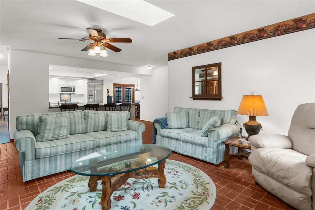 En Venta: $995,000 (3 camas, 3 baños, 2752 Pies cuadrados)