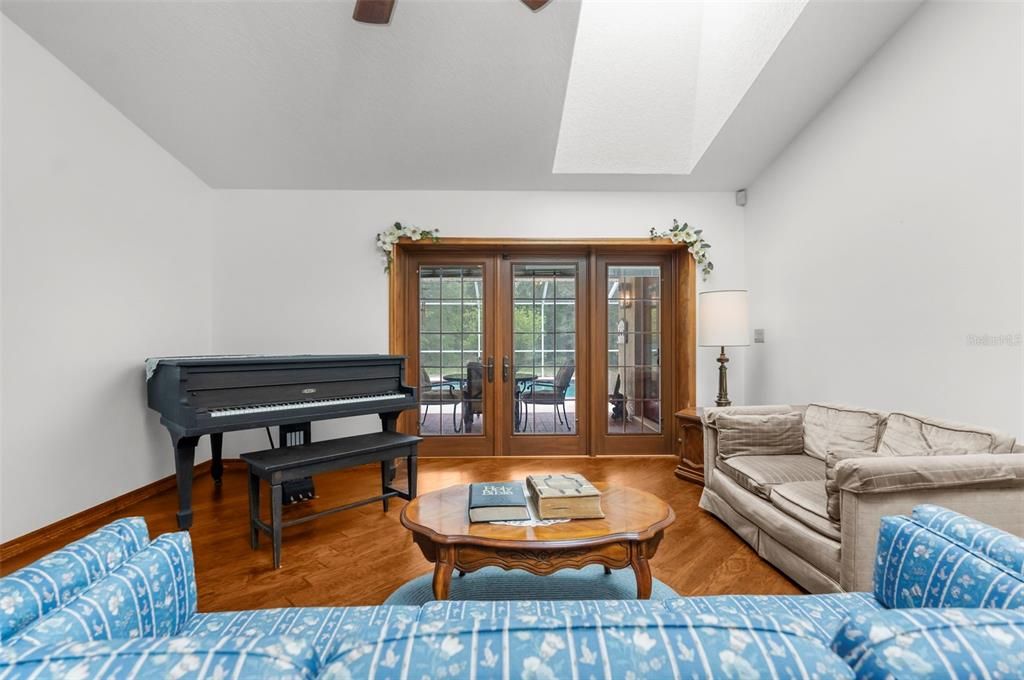 En Venta: $995,000 (3 camas, 3 baños, 2752 Pies cuadrados)