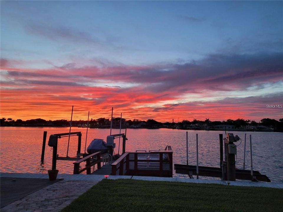 На продажу: $2,189,000 (0.25 acres)