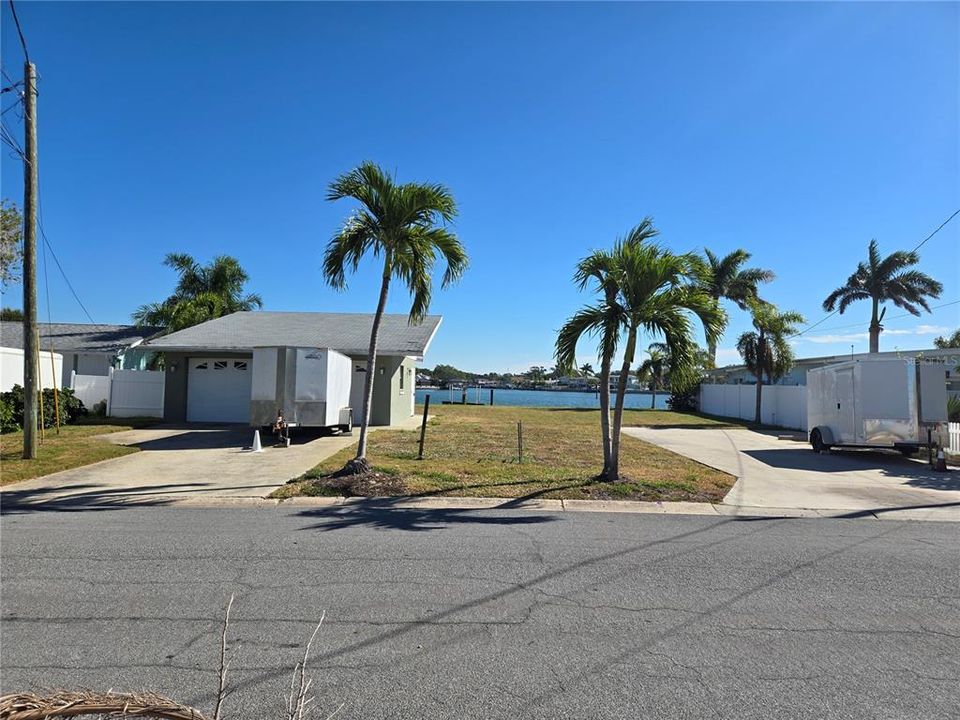 На продажу: $2,189,000 (0.25 acres)