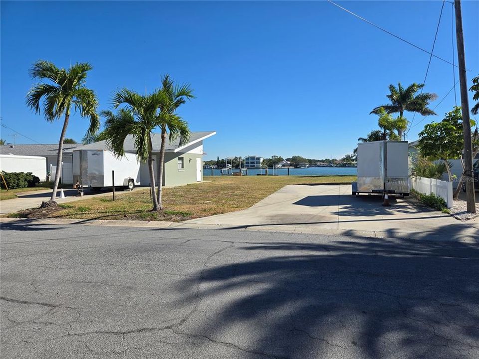 На продажу: $2,189,000 (0.25 acres)