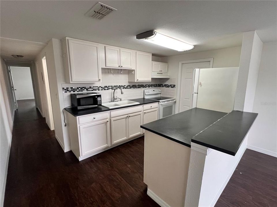 Под контрактом: $1,500 (2 спален, 1 ванн, 812 Квадратных фут)