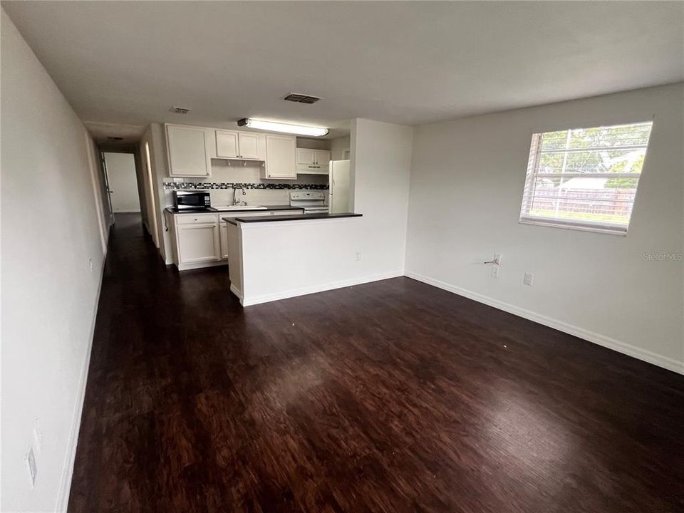 Под контрактом: $1,500 (2 спален, 1 ванн, 812 Квадратных фут)