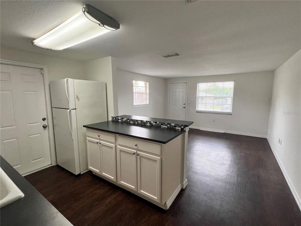 Под контрактом: $1,500 (2 спален, 1 ванн, 812 Квадратных фут)