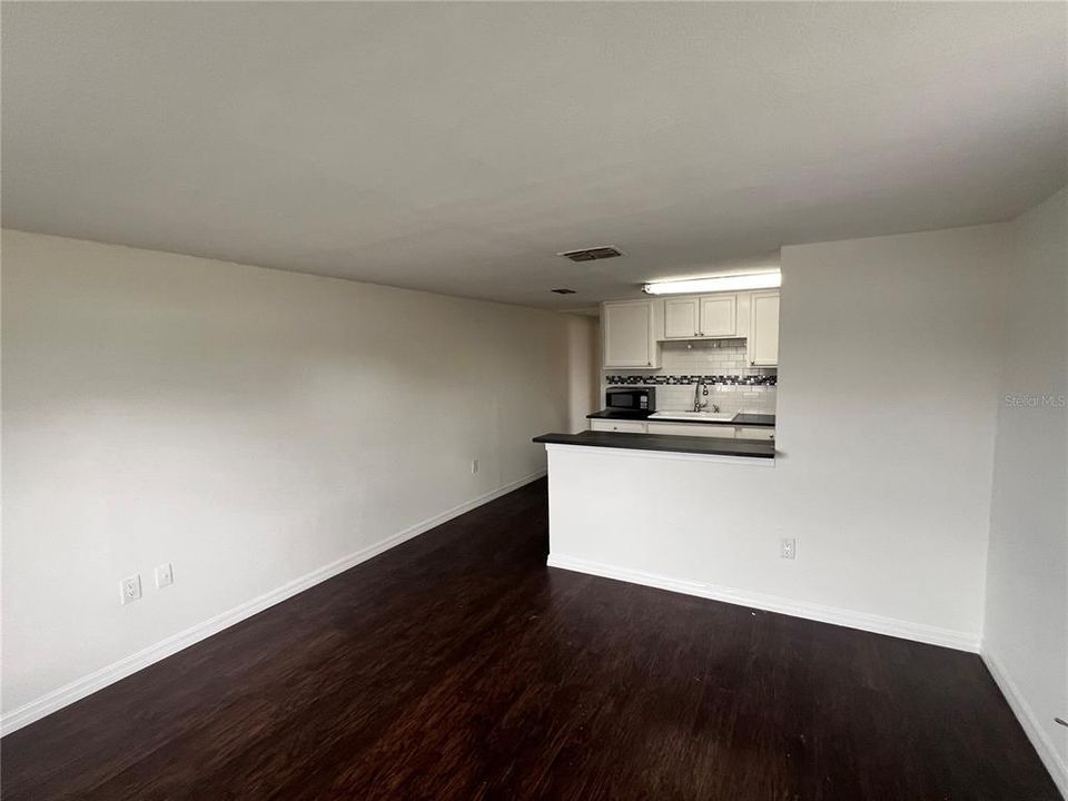 Под контрактом: $1,500 (2 спален, 1 ванн, 812 Квадратных фут)