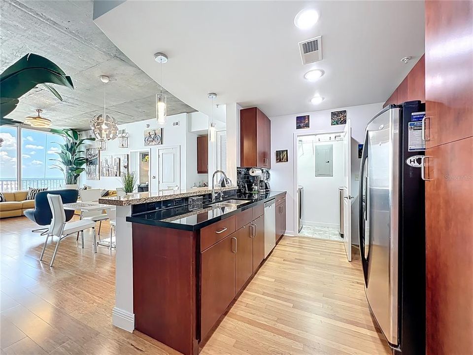 For Sale: $425,000 (2 beds, 2 baths, 1263 Square Feet)