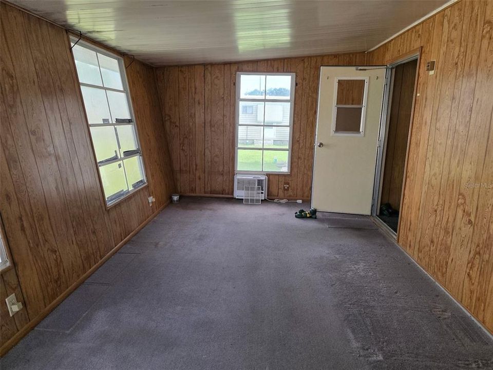 For Sale: $59,900 (1 beds, 1 baths, 552 Square Feet)