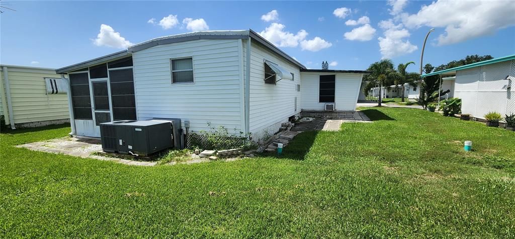 For Sale: $59,900 (1 beds, 1 baths, 552 Square Feet)