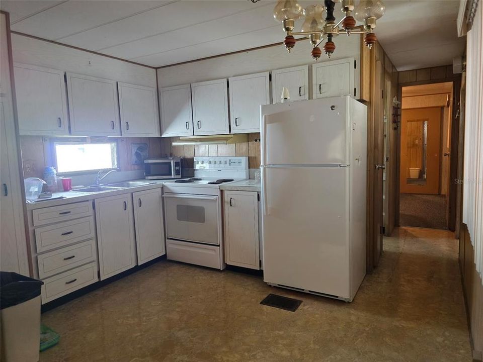 For Sale: $59,900 (1 beds, 1 baths, 552 Square Feet)