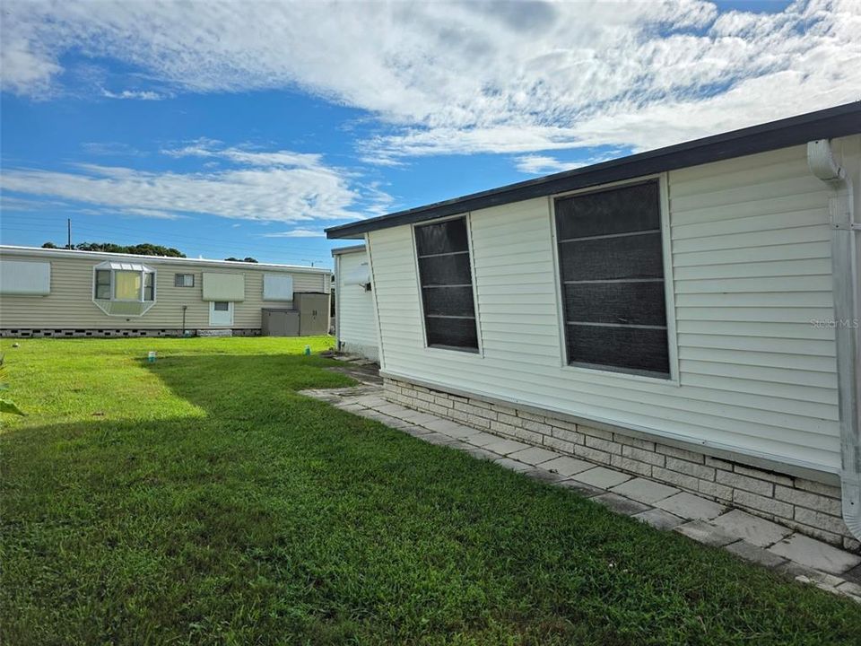 For Sale: $59,900 (1 beds, 1 baths, 552 Square Feet)