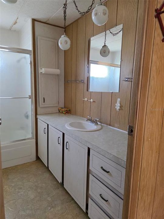 For Sale: $59,900 (1 beds, 1 baths, 552 Square Feet)