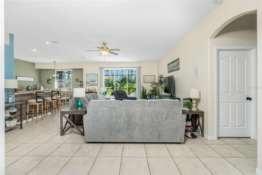 Activo con contrato: $385,000 (3 camas, 2 baños, 1751 Pies cuadrados)