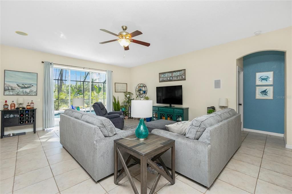 Activo con contrato: $385,000 (3 camas, 2 baños, 1751 Pies cuadrados)