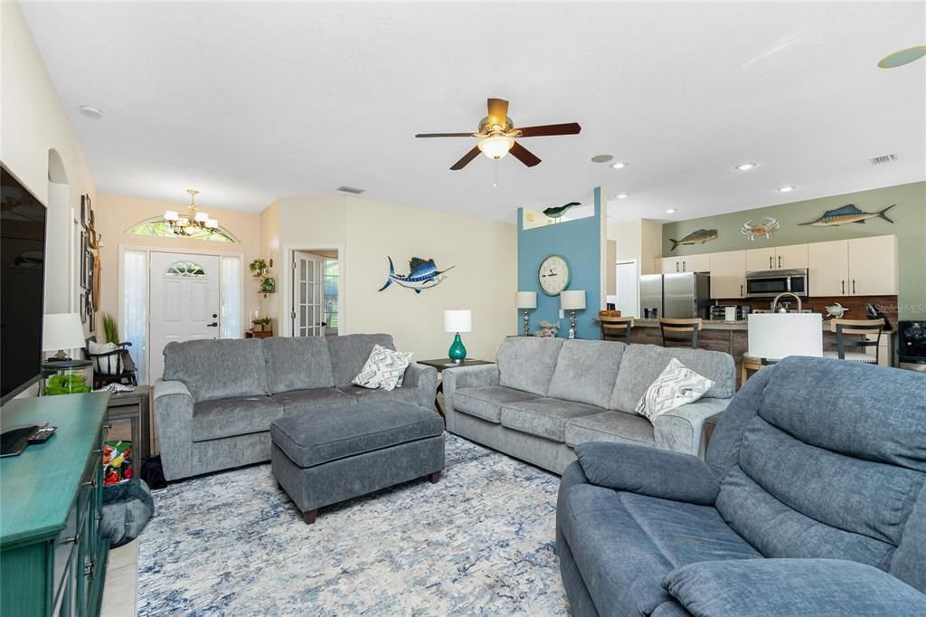 Activo con contrato: $385,000 (3 camas, 2 baños, 1751 Pies cuadrados)