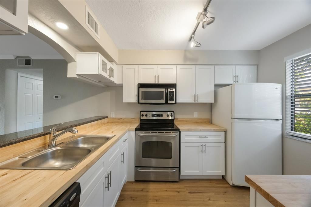 Active With Contract: $173,000 (2 beds, 2 baths, 901 Square Feet)