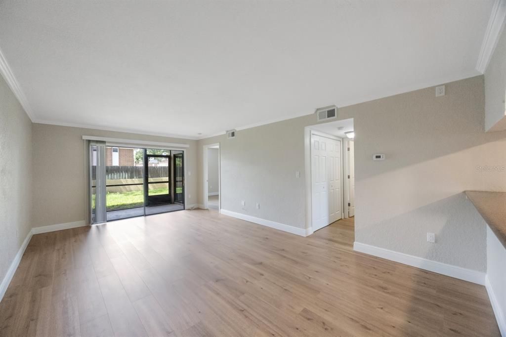 Active With Contract: $173,000 (2 beds, 2 baths, 901 Square Feet)